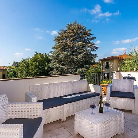 Villa Cecilia, Facing Lucca's Walls