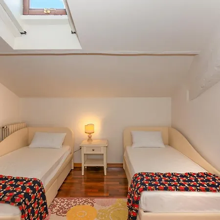 Villa Cecilia, Facing Lucca's Walls